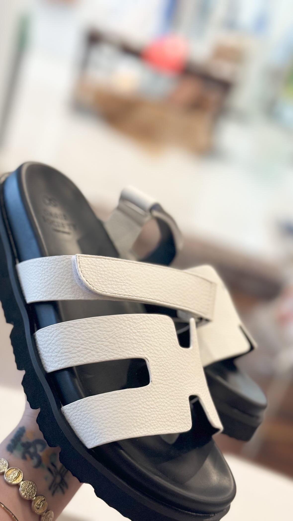 Bold Contrast Simple Sandal